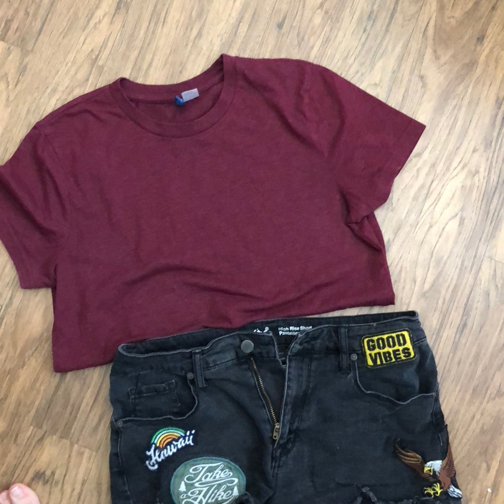 🌻3/$8 Basic Fitted Maroon Tee